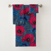Rode papaver en blauwe cornbloemen op blauw bad handdoek (Insitu)