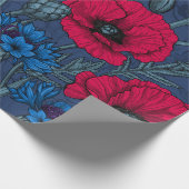 Rode papaver en blauwe cornbloemen op blauw cadeaupapier (Hoek)