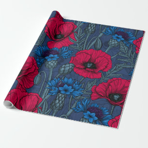 Rode papaver en blauwe cornbloemen op blauw cadeaupapier