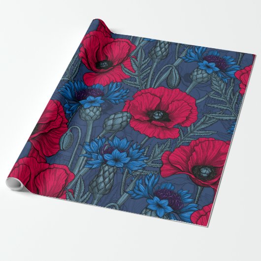 Rode papaver en blauwe cornbloemen op blauw cadeaupapier (Uitgerold)