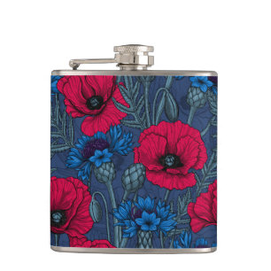 Rode papaver en blauwe cornbloemen op blauw heupfles