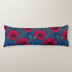 Rode papaver en blauwe cornbloemen op blauw lichaamskussen