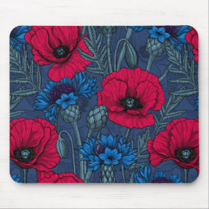 Rode papaver en blauwe cornbloemen op blauw muismat