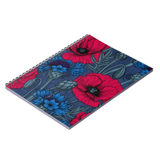 Rode papaver en blauwe cornbloemen op blauw notitieboek (Linkerzijde)