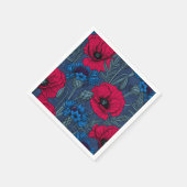 Rode papaver en blauwe cornbloemen op blauw servet (Hoek)