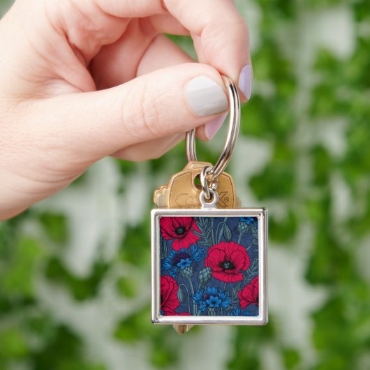 Rode papaver en blauwe cornbloemen op blauw sleutelhanger (Hand)