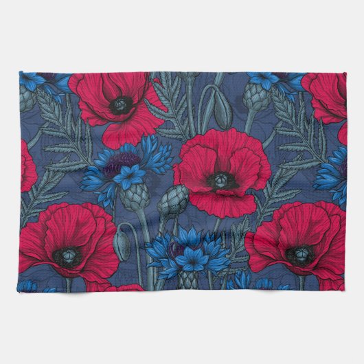Rode papaver en blauwe cornbloemen op blauw theedoek (Horizontaal)