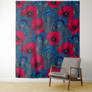 Rode papaver en blauwe cornbloemen op blauw wandkleed