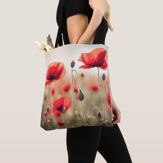 Rode papaver in een veld tote bag (Dichtbij)