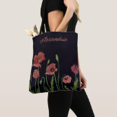 Rode papaverbloem op zwart monogram tote bag (Dichtbij)