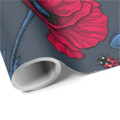Rode papavers en ladybugs op donkerblauw cadeaupapier (Rol Hoek)
