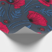 Rode papavers en ladybugs op donkerblauw cadeaupapier (Hoek)