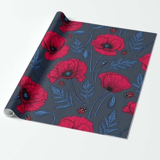 Rode papavers en ladybugs op donkerblauw cadeaupapier (Uitgerold)