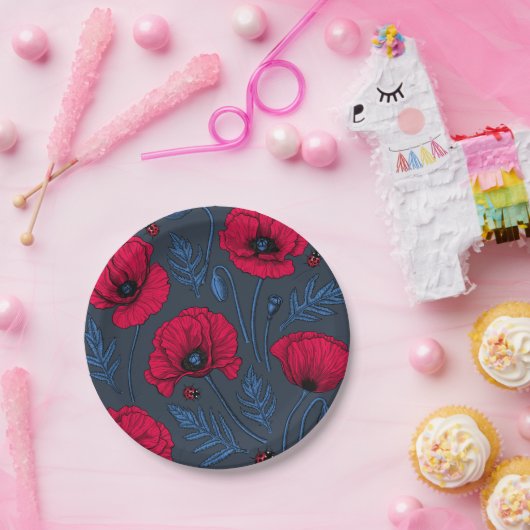 Rode papavers en ladybugs op donkerblauw papieren bordje (Feest)