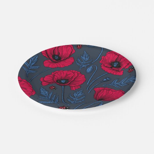 Rode papavers en ladybugs op donkerblauw papieren bordje (Gekanteld)