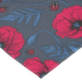 Rode papavers en ladybugs op donkerblauw tafelkleed (Gekanteld)