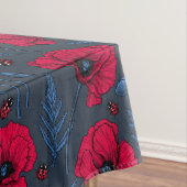 Rode papavers en ladybugs op donkerblauw tafelkleed (Voorbeeld)