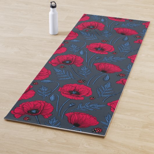 Rode papavers en ladybugs op donkerblauw yogamat (In situ)