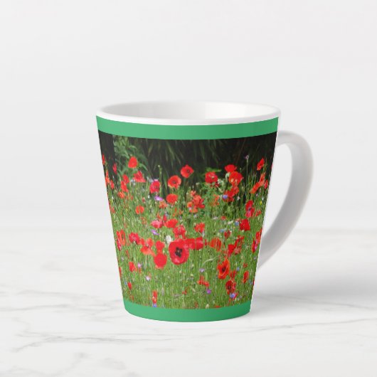 Rode papavers veld gesneden. Green Latte Mok (Rechterhoek)