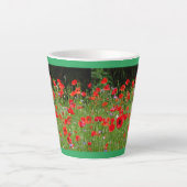 Rode papavers veld gesneden. Green Latte Mok (Voorkant)