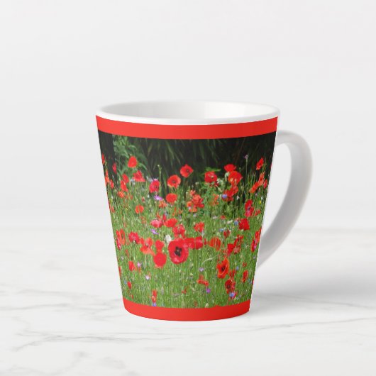 Rode papavers veld gesneden. Red Latte Mok (Rechterhoek)