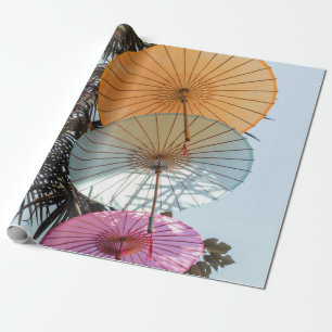 Rode paraplu op groene boom cadeaupapier