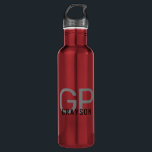 Rode persoonlijke moderne monogram Initiaal Waterfles<br><div class="desc">Professionele en ondergepersonaliseerde rode,  zwarte en grijze waterfles met een eenvoudig aangepast mannelijk monogram met 2 initiaal letters,  en een naam die u kunt bewerken in alle lettertypen of kleuren om een elegante metalen waterfles te ontwerpen die er goed uitziet op de kantoor of school met een klassiek ontwerp.</div>