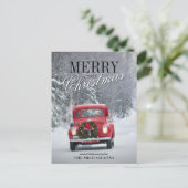Rode pick-up vrachtwagen rijden in de sneeuw feestdagenkaart (Staand voorkant)