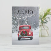 Rode pick-up vrachtwagen rijden in de sneeuw feestdagenkaart (Staand voorkant)