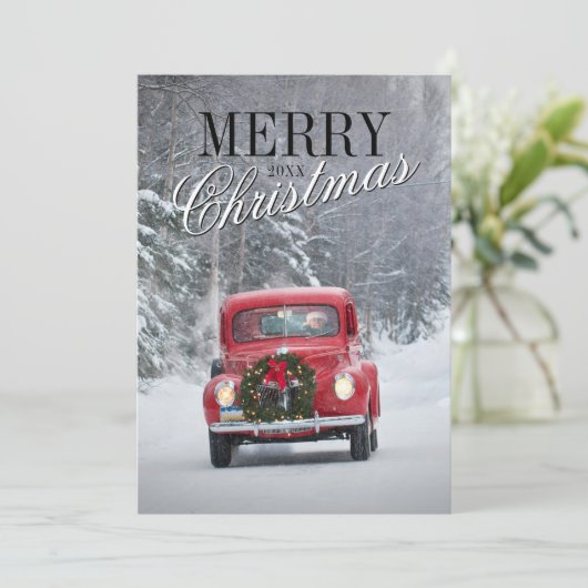 Rode pick-up vrachtwagen rijden in de sneeuw feestdagenkaart (Staand voorkant)
