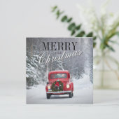 Rode pick-uptruck rijdt in de sneeuw feestdagenkaart (Staand voorkant)