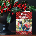 Rode Plaid Tartan Vrolijke Kerstbrief Foto Feestdagen Kaart<br><div class="desc">Een klassiek rood geplakt tartan patroon achter uw 2 vakantie verticale familie foto collage voor een feestelijke,  traditionele Merry Christmas gevouwen kaart. Eenvoudige en mooie kerstkaarten met een 3e foto aan de binnenkant.</div>