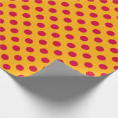 Rode polka-stippen op geel cadeaupapier (Hoek)