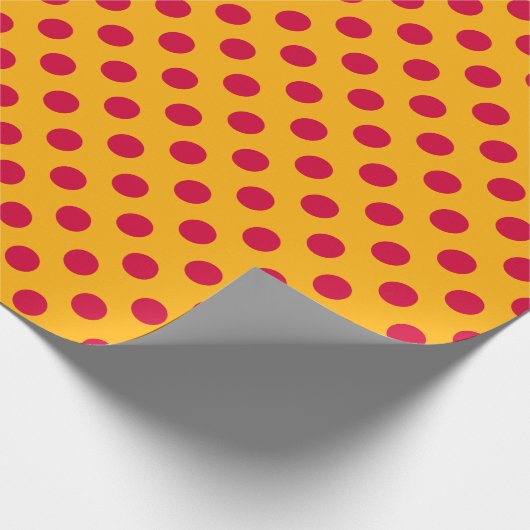 Rode polka-stippen op geel cadeaupapier (Hoek)