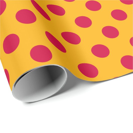 Rode polka-stippen op geel cadeaupapier (Rol Hoek)