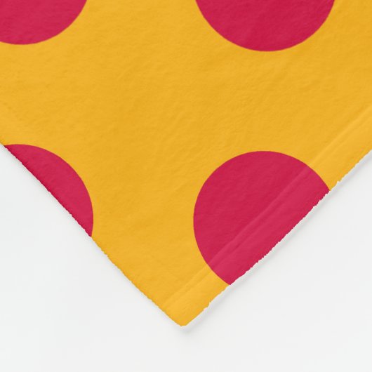 Rode polka-stippen op geel fleece deken (Hoek)