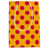 Rode polka-stippen op geel medium cadeauzakje (Voorkant)