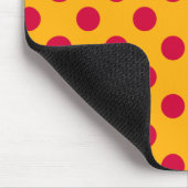 Rode polka-stippen op geel muismat (Hoek)