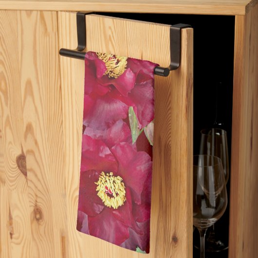 Rode pony met olie op donkere rode achtergrond theedoek (Derde Gevouwen)