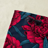 Rode pony tuin in donkerblauw strandlaken (In situ)