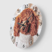 Rode pool in een trui onder een kerstboom grote klok (Hoek)