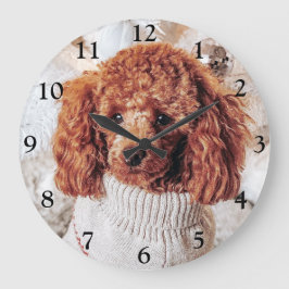 Rode pool in een trui onder een kerstboom grote klok