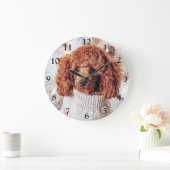 Rode pool in een trui onder een kerstboom grote klok (Huis)