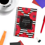 Rode Poppies Chic Zwart Witte Strepen Planner<br><div class="desc">Bloemenplanner in een sterk opvallend ontwerp met felrode papavers bovenop chique zwart-witte strepen. Voeg jouw naam en het jaar toe aan het zwarte label omringd door rode bloemen.</div>