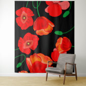 Rode poppies op zwarte achtergrondafbeelding wandkleed (In situ)