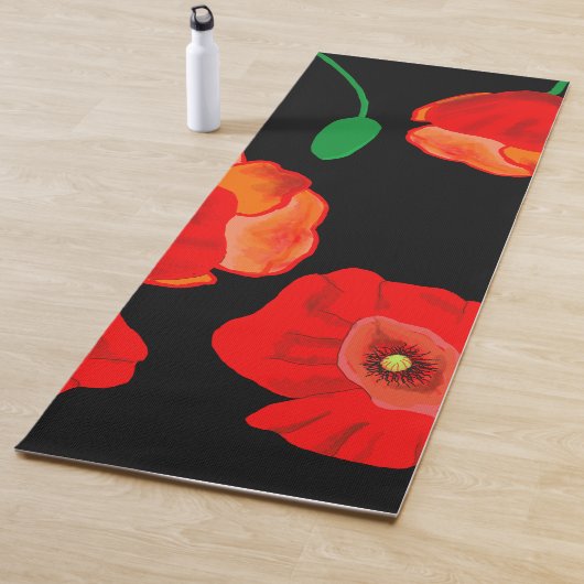 Rode poppies op zwarte achtergrondafbeelding yogamat (In situ)