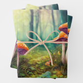 Rode psychedelische paddenstoelen in het bos inpakpapier vel (In situ)