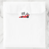 Rode Race auto met geruite vlaggen Ronde Sticker (Tas)