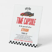 Rode Race Auto Verjaardag Party Time Capsule Reclamebord Met Voetstuk (Voorkant)