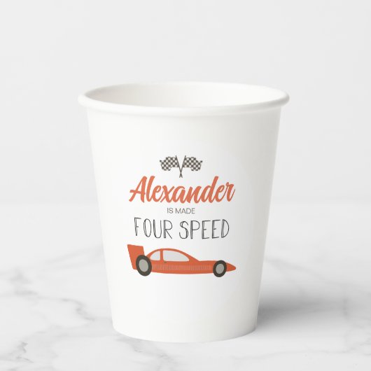 Rode raceauto 4de verjaardag papieren bekers (Voorkant)